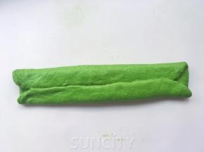 将两侧的面片向中间对折
