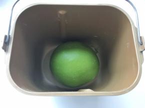 将面团揉光滑，放入面包机内，开启发酵程序将面团发酵至两倍大
