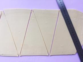 之后用尺子按照痕迹，将面片裁成三角形  