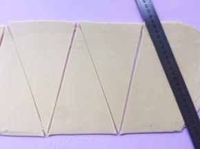 之后用尺子按照痕迹，将面片裁成三角形  