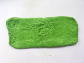 将擀好的面团翻个面，将光滑的一面朝下