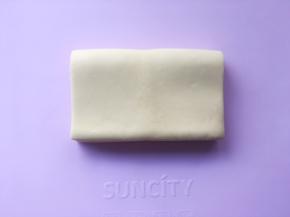 之后再对折，将面片叠成四折