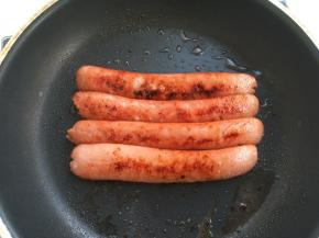 平底锅小火加热，放入科尔沁牛肉肠，煎至牛肉肠上色，煎牛肉肠的时候不用加油，牛肉肠煎的过程中会有牛油流出 