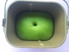 40分钟后，面团发酵好，手指沾点干粉按下去有个圆圆的洞，轻微回弹即可
