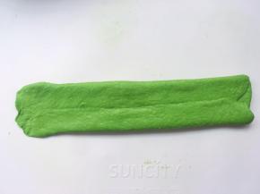 用擀面杖轻轻将面片宽一点，厚度均匀即可，其中一个边缘擀的薄一点
