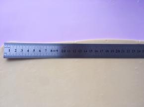 用尺子在面片上下长边处，每6厘米处，用刀压出痕迹  