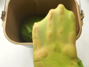 揉好的面团切下一小块可以撑出薄透有弹性的手套膜
