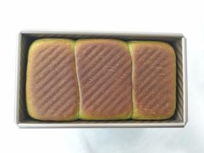 出炉打开吐司盖，倒扣吐司就出来啦，特别好脱模
