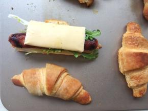 装饰上苦菊，芝士片跟煎好的牛肉肠，淋上点番茄酱即可