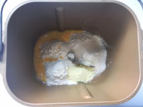 面包桶内加入高筋面粉、全蛋液、细砂糖、奶粉、跟酵母