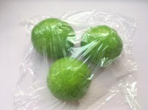 将每一份面团揉至表面光滑，盖保鲜膜松弛15分钟
