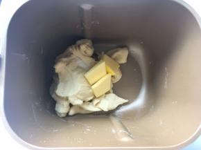 加入黄油跟盐，继续启动揉面程序，将材料揉均匀