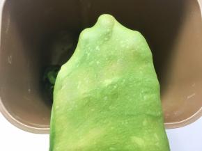 加牛奶启动揉面程序，将材料揉成面团，揉好的面团切下一小块可以撑出厚一点的手套膜，有破口边缘呈锯齿状