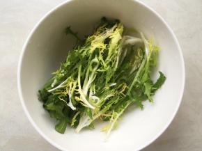 苦菊洗干净，滤干水份备用，不喜欢苦菊的也可以用生菜 