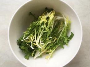 苦菊洗干净，滤干水份备用，不喜欢苦菊的也可以用生菜 