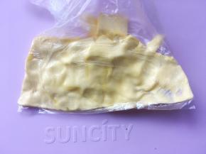 将裹酥用黄油切薄片装入小号保鲜袋内，先用手捏软底部的黄油，将黄油捏满保鲜袋的两个角 