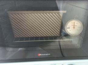 模具盖上吐司盖，入烤箱180度下层烤30分钟
