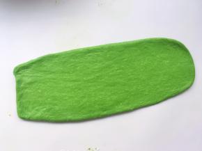 取一份松弛好的面团，用擀面杖尽量擀成长方形，松弛好的面团擀的时候会有轻微的回弹，如果面团在擀的时候回弹很大，证明面团没松弛到位
