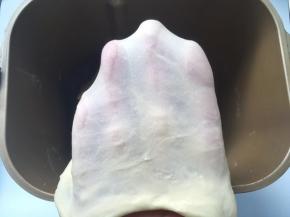 加牛奶启动揉面程序揉成面团，揉好的面团切下一小块可以撑出厚一点的手套膜 