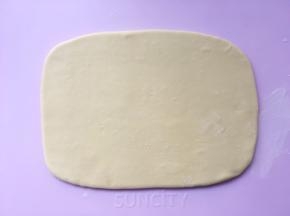 冰箱取出冷冻的面片，检查一下面片的大小，大小不够保鲜袋的大小，可以用擀面杖再擀一下  