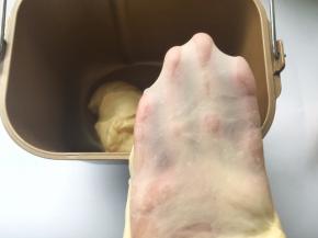 揉好的面团，切下一小块，可以撑出薄透的手套膜