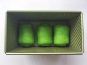 将卷好的面包卷装入阳晨金色吐司盒内
