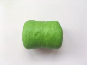 将面团从厚的一头卷起，另外一边擀薄卷起的时候能够很好的贴合在一起
