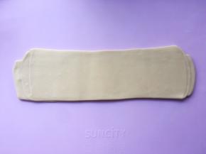 撒点干粉，将折叠好的面片再次擀成长条  