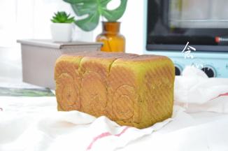 将吐司降至常温，用锯齿刀切片，松软的抹茶吐司就可以吃啦，不着急吃可以将吐司装入保鲜袋密封保存