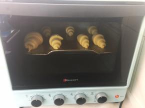 烘烤面包的时候，取出科尔沁牛肉肠 