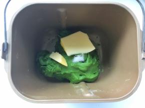 加入盐跟黄油，继续启动揉面程序，将材料揉均匀
