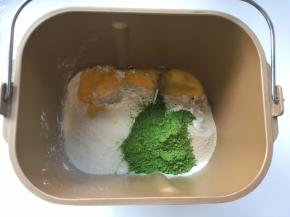 面包桶内加入高筋面粉、全蛋液、细砂糖、抹茶粉跟酵母
