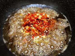 加入剁椒，郫县豆瓣酱，姜蒜末翻炒5分钟