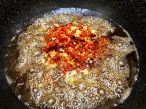 加入剁椒，郫县豆瓣酱，姜蒜末翻炒5分钟