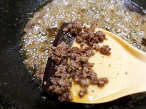 中小火翻炒至牛肉水份完全出来