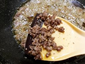 中小火翻炒至牛肉水份完全出来