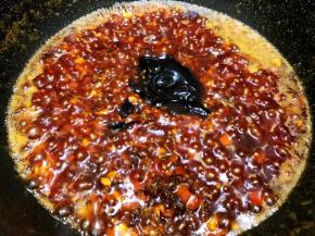 加入甜面酱翻炒几分钟