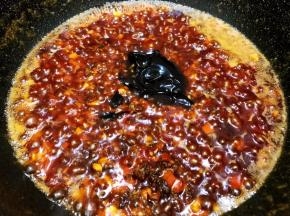 加入甜面酱翻炒几分钟