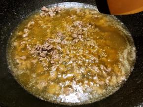 油热后放入牛肉馅，加入料酒