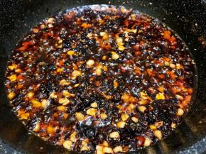 翻炒几分钟
这时候可以试一下味道，不够盐可以加入适量
关火，等凉透了再装瓶