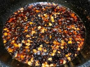 翻炒几分钟
这时候可以试一下味道，不够盐可以加入适量
关火，等凉透了再装瓶