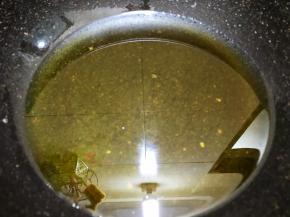 锅里加入菜籽油