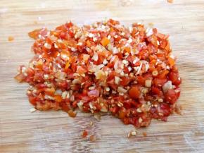 剁椒稍微剁碎一点
我用了家里剩余的一点剁椒，没有的可以直接用点新鲜辣椒剁碎放进去