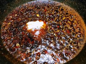 加入糖和鸡粉，最小火慢慢熬到没有泡沫