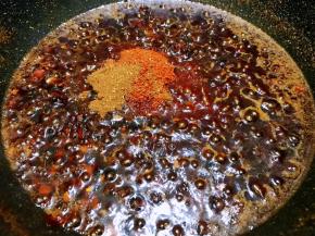 按照自家口味加入辣椒面和花椒面
我的辣椒很辣所以放的少