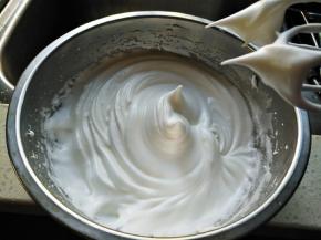 将蛋清蛋黄分开，蛋清分3次加入60克白糖打发至干性发泡