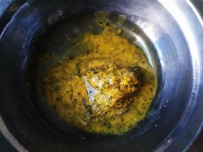 将百香果果肉搅碎，和玉米油混合备用