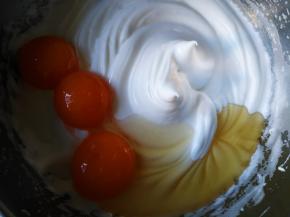 加入蛋黄和蜂蜜