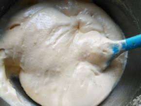 用刮刀翻拌均匀