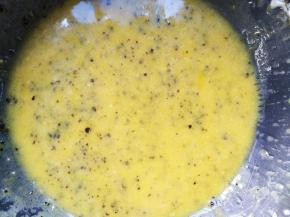 用电动打蛋器将百香果和玉米油搅打均匀